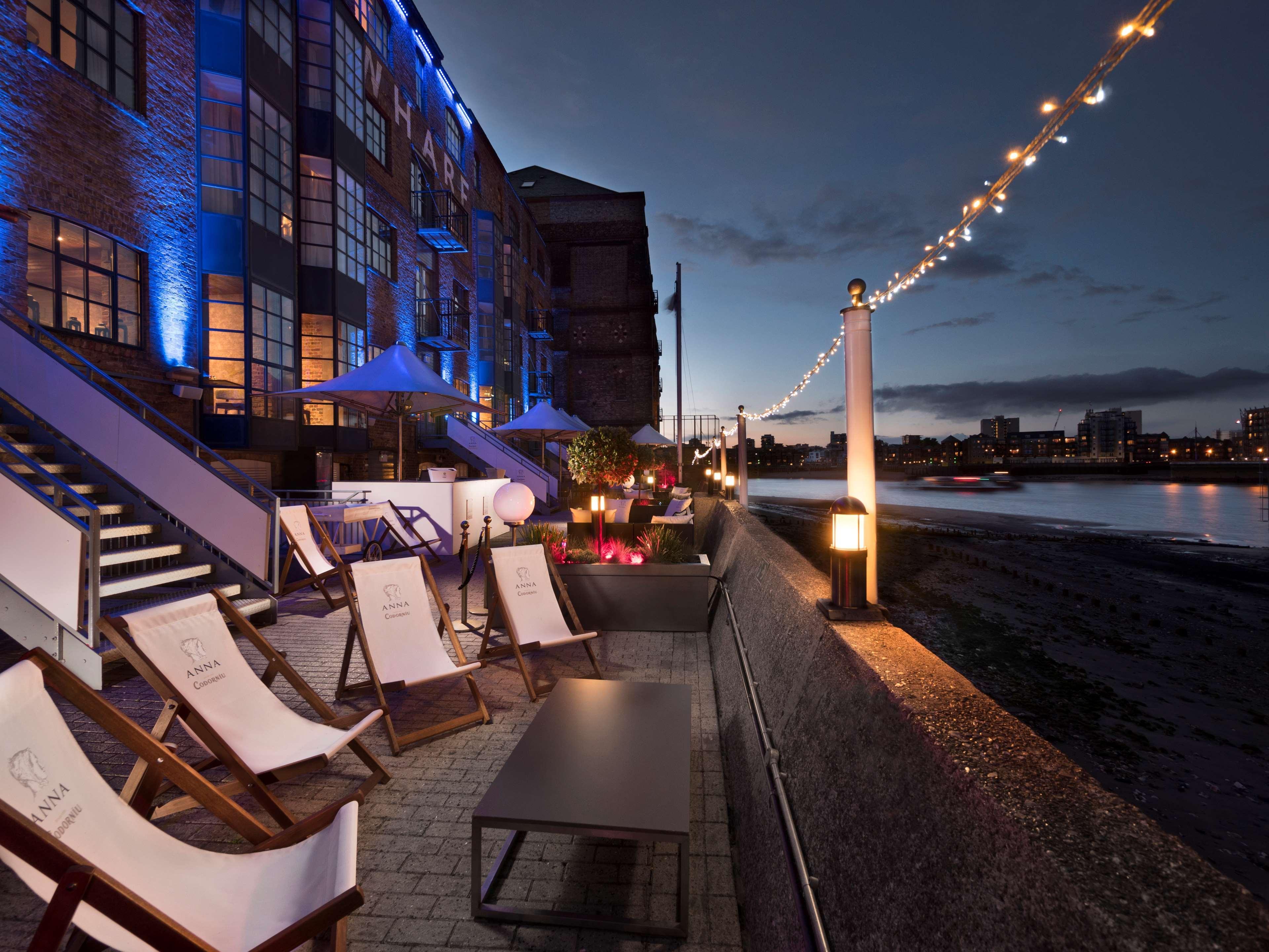 Doubletree By Hilton London - Docklands Riverside Exterior photo